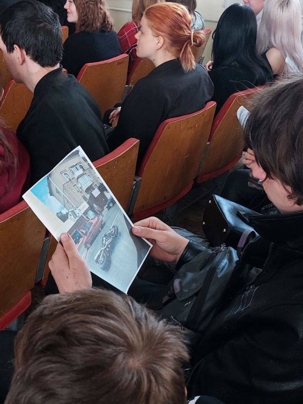 Алчевский торгово-кулинарный колледж стал коммуникационной площадкой между сотрудниками Госавтоинспекции и представителями молодежи Алчевский торгово-кулинарный колледж стал коммуникационной площадкой между сотрудниками Госавтоинспекции и представителями молодежи