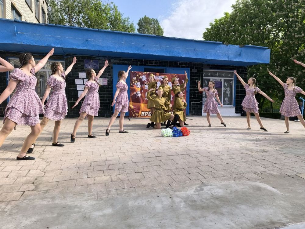 В школе Молодогвардейска провели «Марш Побед» В школе Молодогвардейска провели «Марш Побед»
