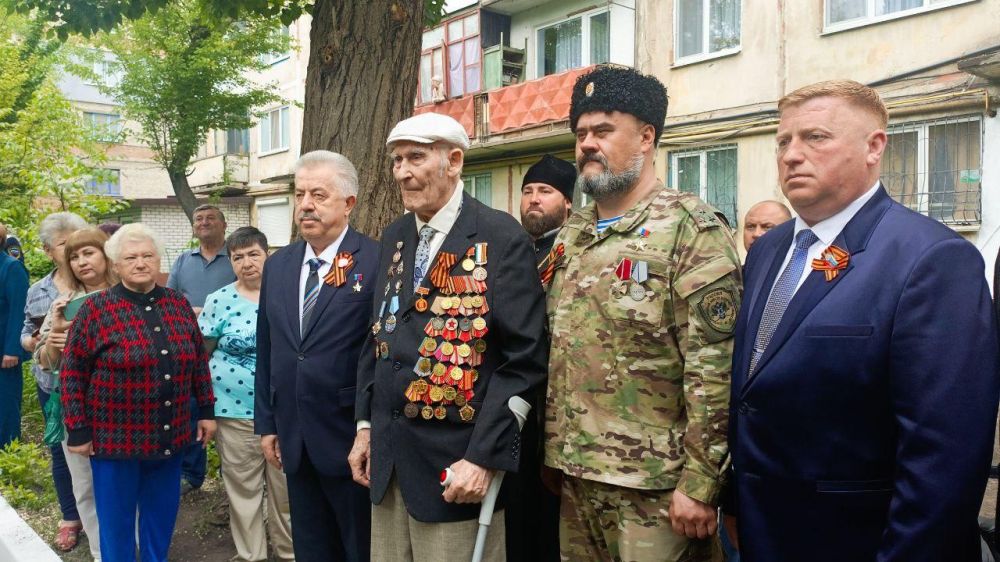Около 250 воспитанников Республиканского казачьего кадетского корпуса имени маршала авиации Александра Ефимова в сопровождении военного оркестра прошли торжественным маршем около дома ветерана Великой Отечественной войны... Около 250 воспитанников Республиканского казачьего кадетского корпуса имени маршала авиации Александра Ефимова в сопровождении военного оркестра прошли торжественным маршем около дома ветерана Великой Отечественной войны...