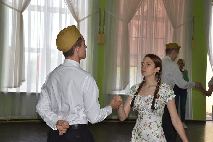 80 пар в танце – 80 лет Великой Победы: В Брянке станцевали «Вальс Победы» 80 пар в танце – 80 лет Великой Победы: В Брянке станцевали «Вальс Победы»