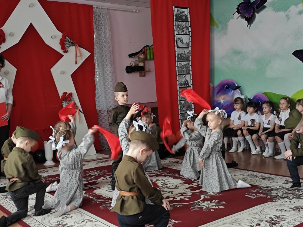 Алёна Лумеровская: В преддверии 80-й годовщины Победы в Великой Отечественной войне посетила утренник в детском саду «Матрёшка» Алёна Лумеровская: В преддверии 80-й годовщины Победы в Великой Отечественной войне посетила утренник в детском саду «Матрёшка»