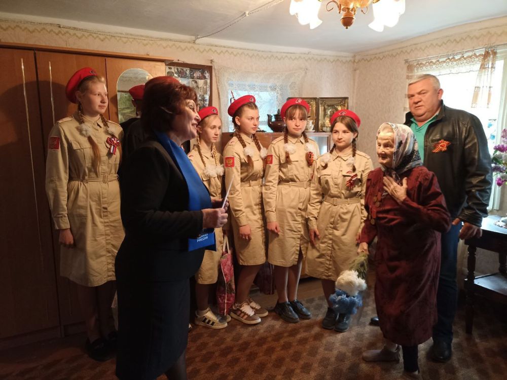 В преддверии празднования 80-летия Великой Победы по всей нашей огромной стране доставляют для ветеранов ценную корреспонденцию — это поздравительное письмо от Президента Российской Федерации Владимира Путина В преддверии празднования 80-летия Великой Победы по всей нашей огромной стране доставляют для ветеранов ценную корреспонденцию — это поздравительное письмо от Президента Российской Федерации Владимира Путина