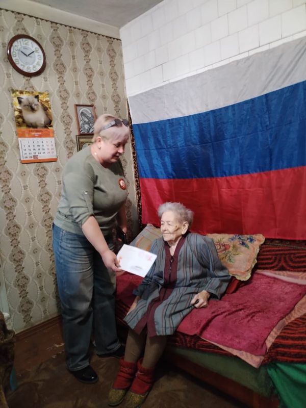 Активисты «ЕДИНОЙ РОССИИ» вручают поздравительное письма с Днем Победы труженикам тыла, трудовому фронту, членам семей погибших солдат Активисты «ЕДИНОЙ РОССИИ» вручают поздравительное письма с Днем Победы труженикам тыла, трудовому фронту, членам семей погибших солдат