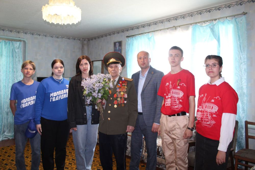 Сергей Крамаренко: С активистами молодежных движений, выразив глубокую благодарность, поздравили и вручили памятные подарки от Министерства молодёжной политики ЛНР нашим ветеранам Великой Отечественной войны Сергей Крамаренко: С активистами молодежных движений, выразив глубокую благодарность, поздравили и вручили памятные подарки от Министерства молодёжной политики ЛНР нашим ветеранам Великой Отечественной войны