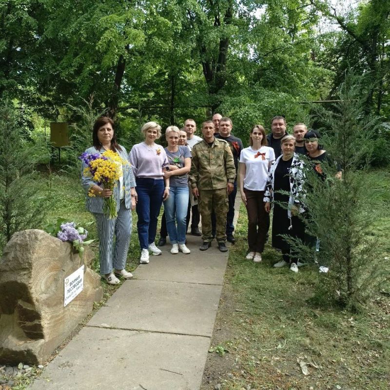 В преддверии 80-й годовщины Победы в Великой Отечественной войне сотрудники управления лесного хозяйства Минприроды ЛНР провели благоустройство территории и возложили цветы к памятнику воинам-лесоводам В преддверии 80-й годовщины Победы в Великой Отечественной войне сотрудники управления лесного хозяйства Минприроды ЛНР провели благоустройство территории и возложили цветы к памятнику воинам-лесоводам