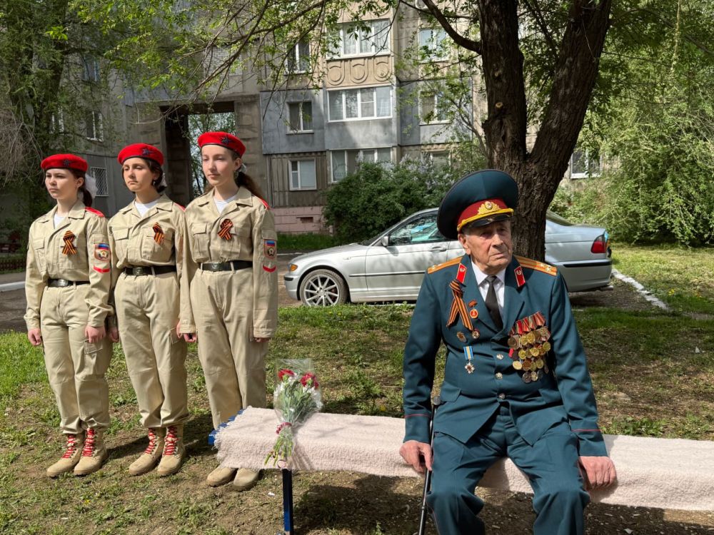 В Алчевске единороссы провели парад у дома ветерана Василия Тимченко В Алчевске единороссы провели парад у дома ветерана Василия Тимченко