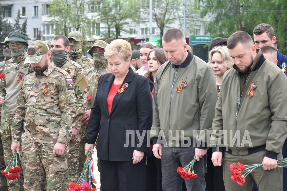 В Луганске прошло очередное возложение цветов в честь 80-летия Победы В Луганске прошло очередное возложение цветов в честь 80-летия Победы