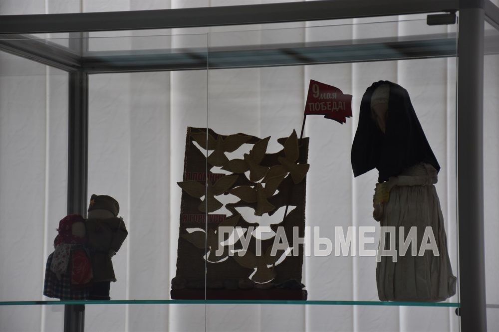 В Краснодоне открылась выставка «Победный май» В Краснодоне открылась выставка «Победный май»