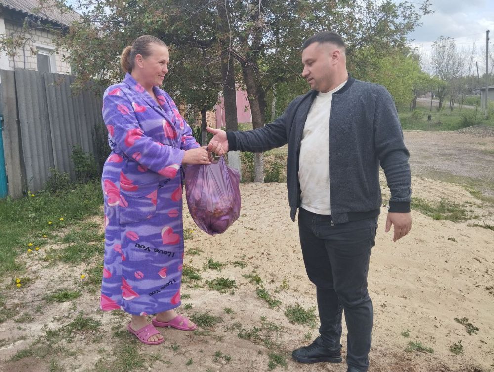 В преддверии Дня Победы глава Белокуракинского округа Ольга Кучерявая и заместитель главы Алексей Баган посетили семьи участников специальной военной операции (СВО) и ветеранов, чтобы поздравить их с приближающимся праздником В преддверии Дня Победы глава Белокуракинского округа Ольга Кучерявая и заместитель главы Алексей Баган посетили семьи участников специальной военной операции (СВО) и ветеранов, чтобы поздравить их с приближающимся праздником