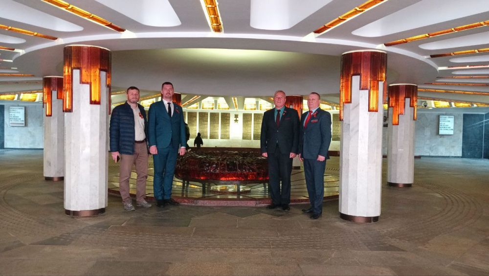 Делегация Луганской Народной Республики прибыла в столицу братской Республики Беларусь на празднование нашего общего Дня Великой Победы по приглашению социально-культурного общественного объединения "Движение Союз"... Делегация Луганской Народной Республики прибыла в столицу братской Республики Беларусь на празднование нашего общего Дня Великой Победы по приглашению социально-культурного общественного объединения "Движение Союз"...