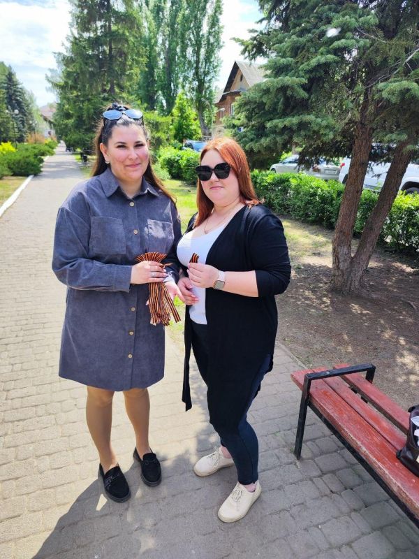 В Лутугино стартовала Всероссийская акция «Георгиевская ленточка» В Лутугино стартовала Всероссийская акция «Георгиевская ленточка»