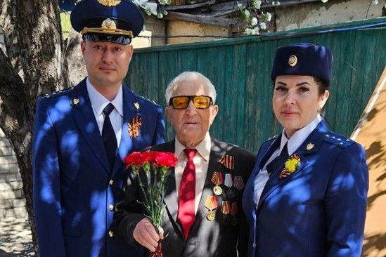 Коллектив прокуратуры г. Свердловска в преддверии 80-й годовщины Победы в Великой Отечественной войне посетил ветеранов и участников Великой Отечественной войны, проживающих на территории Свердловского муниципального округа: Коллектив прокуратуры г. Свердловска в преддверии 80-й годовщины Победы в Великой Отечественной войне посетил ветеранов и участников Великой Отечественной войны, проживающих на территории Свердловского муниципального округа: