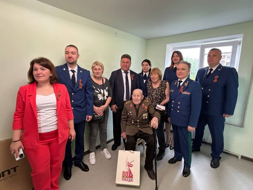 Альберт Зинченко: В преддверии 80- летия Великой Победы совместно с Прокурором ЛНР Глебом Леонидовичем Михайловым и прокурором Станично-Луганского района Андреем Владимировичем Мигилевым поздравили ветерана Вов Чередниченко... Альберт Зинченко: В преддверии 80- летия Великой Победы совместно с Прокурором ЛНР Глебом Леонидовичем Михайловым и прокурором Станично-Луганского района Андреем Владимировичем Мигилевым поздравили ветерана Вов Чередниченко...