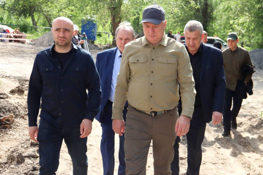 Вице-премьер РФ Марат Хуснуллин во время визита в ЛНР проверил ход восстановления многоквартирного дома в квартале Ватутина, разрушенного ударом ВСУ летом 2024 года Вице-премьер РФ Марат Хуснуллин во время визита в ЛНР проверил ход восстановления многоквартирного дома в квартале Ватутина, разрушенного ударом ВСУ летом 2024 года