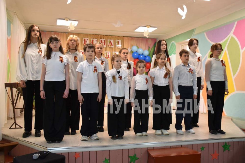 Праздничная программа ко Дню Победы прошла в Кировском центре внешкольной работы «Синяя птица» Праздничная программа ко Дню Победы прошла в Кировском центре внешкольной работы «Синяя птица»