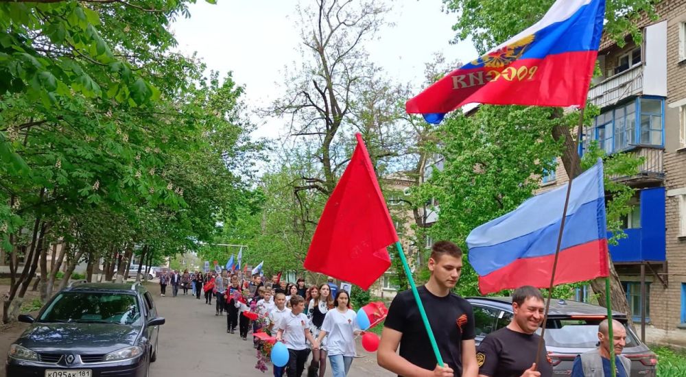 В этом году Всероссийская акция "Бессмертный полк" вновь привлекла внимание студентов, преподавателей, сотрудников Ровеньковского колледжа, представителей отдела жизнеобеспечения пгт В этом году Всероссийская акция "Бессмертный полк" вновь привлекла внимание студентов, преподавателей, сотрудников Ровеньковского колледжа, представителей отдела жизнеобеспечения пгт