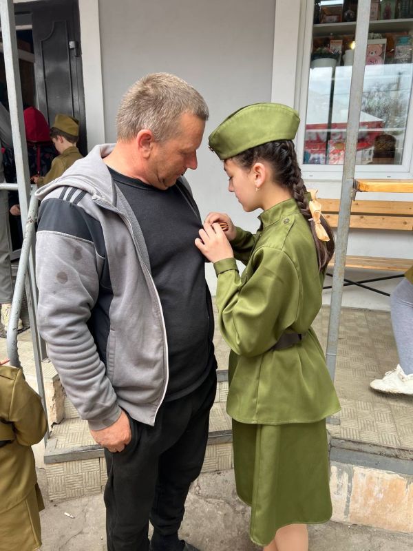 Филиал «Дом культуры с.Чугинка» вместе с участниками кружков провели акцию «Георгиевская лента» Филиал «Дом культуры с.Чугинка» вместе с участниками кружков провели акцию «Георгиевская лента»
