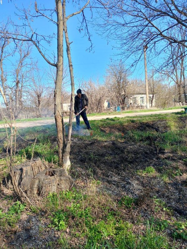 В преддверии великого Дня Победы в филиал - клубе с. Крепи был проведен субботник, изготовлены стенды и подняты государственные флаги В преддверии великого Дня Победы в филиал - клубе с. Крепи был проведен субботник, изготовлены стенды и подняты государственные флаги
