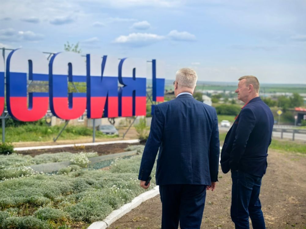 Сергей Козенко: На въезде в поселок Изварино гордо возвышается знаковая конструкция «Спасибо, Россия!» с изображением грузовой машины КамАЗ Сергей Козенко: На въезде в поселок Изварино гордо возвышается знаковая конструкция «Спасибо, Россия!» с изображением грузовой машины КамАЗ