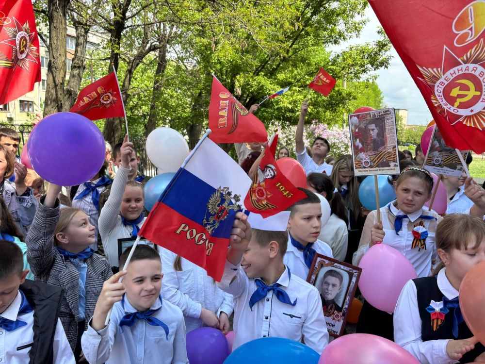 В Антрацитовской специализированной школе № 5 им. В. Очкура прошел фестиваль, посвященный Дню Победы, в котором приняли участие педагоги, учащиеся и родители В Антрацитовской специализированной школе № 5 им. В. Очкура прошел фестиваль, посвященный Дню Победы, в котором приняли участие педагоги, учащиеся и родители