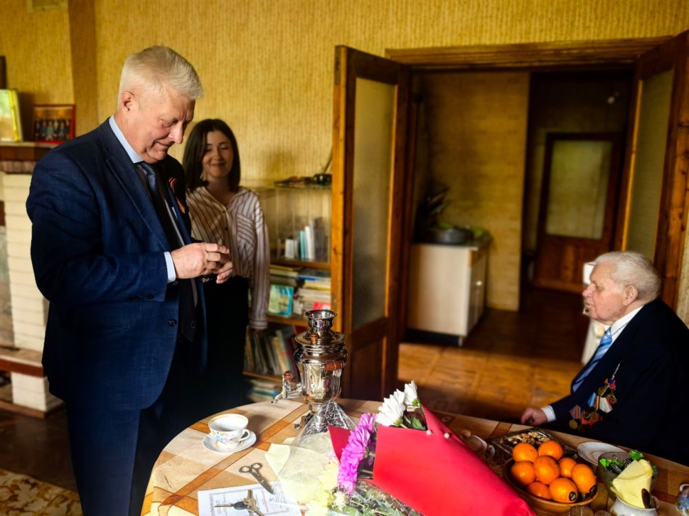 Сергей Козенко: В преддверии 80-летия Великой Победы поздравил уважаемого ветерана и почетного гражданина нашего города, Яночкина Максима Максимовича - человека, чей трудовой и жизненный путь заслуживает огромного уважения и... Сергей Козенко: В преддверии 80-летия Великой Победы поздравил уважаемого ветерана и почетного гражданина нашего города, Яночкина Максима Максимовича - человека, чей трудовой и жизненный путь заслуживает огромного уважения и...