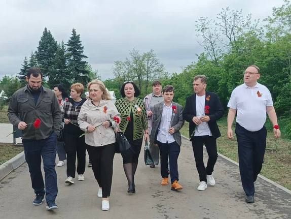 Отдаем дань памяти погибшим героям Отдаем дань памяти погибшим героям