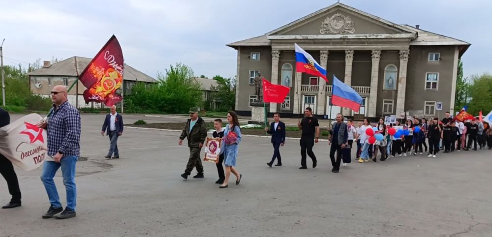В этом году Всероссийская акция "Бессмертный полк" вновь привлекла внимание студентов, преподавателей, сотрудников Ровеньковского колледжа, представителей отдела жизнеобеспечения пгт В этом году Всероссийская акция "Бессмертный полк" вновь привлекла внимание студентов, преподавателей, сотрудников Ровеньковского колледжа, представителей отдела жизнеобеспечения пгт