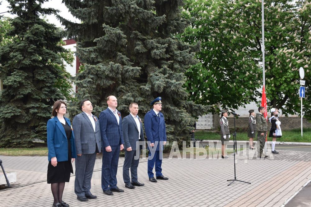 В Первомайске состоялась торжественная церемония поднятия копии Знамени Победы в Великой Отечественной войне на главном флагштоке муниципалитета В Первомайске состоялась торжественная церемония поднятия копии Знамени Победы в Великой Отечественной войне на главном флагштоке муниципалитета