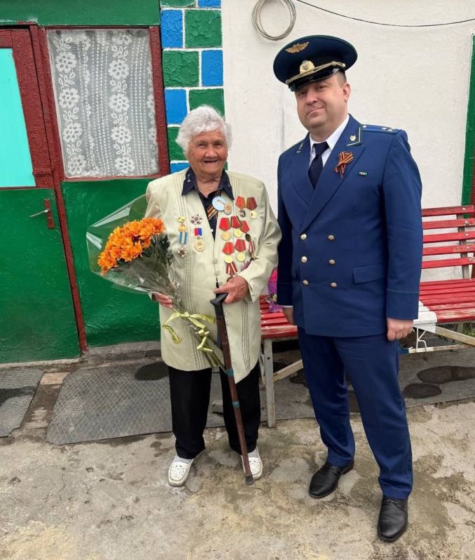 Работники прокуратуры города Стаханова накануне юбилея Великой Победы поздравили с праздником ветерана Великой Отечественной войны Прасковью Филипповну Крень Работники прокуратуры города Стаханова накануне юбилея Великой Победы поздравили с праздником ветерана Великой Отечественной войны Прасковью Филипповну Крень