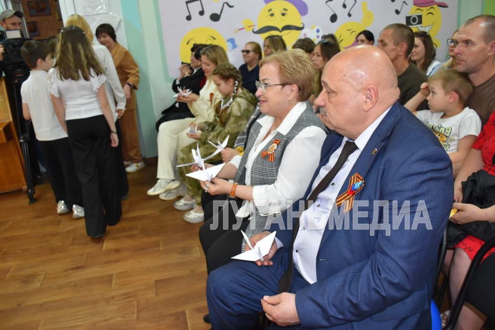 Праздничная программа ко Дню Победы прошла в Кировском центре внешкольной работы «Синяя птица» Праздничная программа ко Дню Победы прошла в Кировском центре внешкольной работы «Синяя птица»