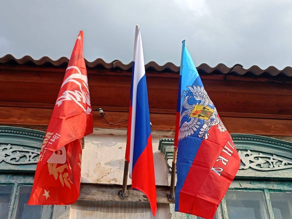 В преддверии великого Дня Победы в филиал - клубе с. Крепи был проведен субботник, изготовлены стенды и подняты государственные флаги В преддверии великого Дня Победы в филиал - клубе с. Крепи был проведен субботник, изготовлены стенды и подняты государственные флаги