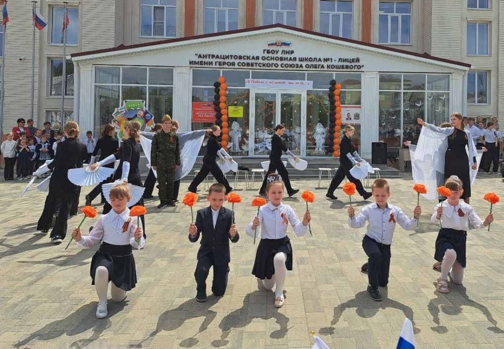 Конкурс инсценированной песни "К Победе с музыкой мы шли" состоялся в Антрацитовской основной школе №1-лицей им. О. Кошевого Конкурс инсценированной песни "К Победе с музыкой мы шли" состоялся в Антрацитовской основной школе №1-лицей им. О. Кошевого