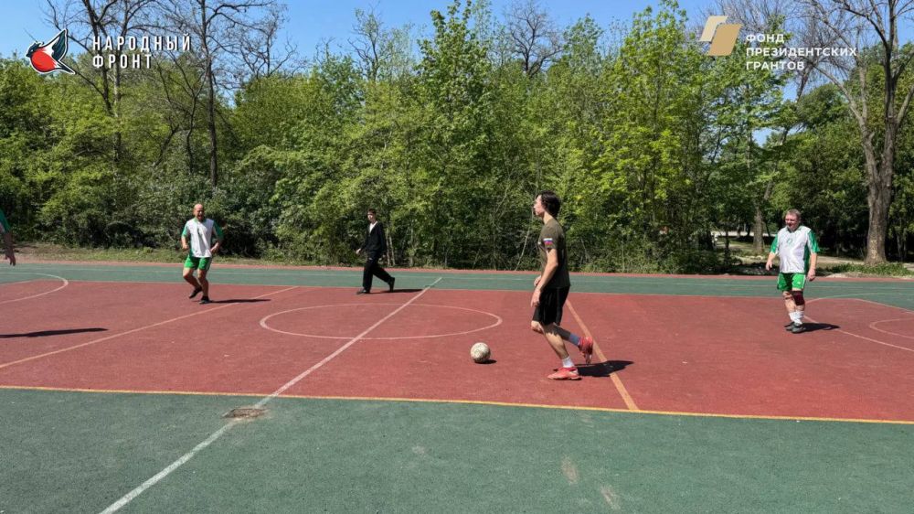 Сегодня на поле кипели нешуточные страсти! Молодёжка Народного фронта сразилась в товарищеском матче с командой ветеранов футбола города Стаханов Сегодня на поле кипели нешуточные страсти! Молодёжка Народного фронта сразилась в товарищеском матче с командой ветеранов футбола города Стаханов