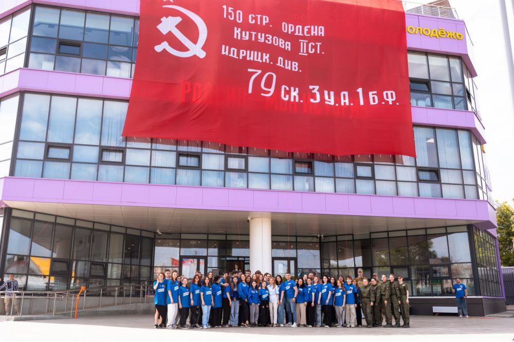 Знамя Победы для луганчан. В преддверии Дня Победы Луганское региональное отделение «Молодая Гвардия Единой России» развернуло на фасаде Дома молодёжи Знамя Победы площадью около 300 квадратных метров — символ героизма... Знамя Победы для луганчан. В преддверии Дня Победы Луганское региональное отделение «Молодая Гвардия Единой России» развернуло на фасаде Дома молодёжи Знамя Победы площадью около 300 квадратных метров — символ героизма...