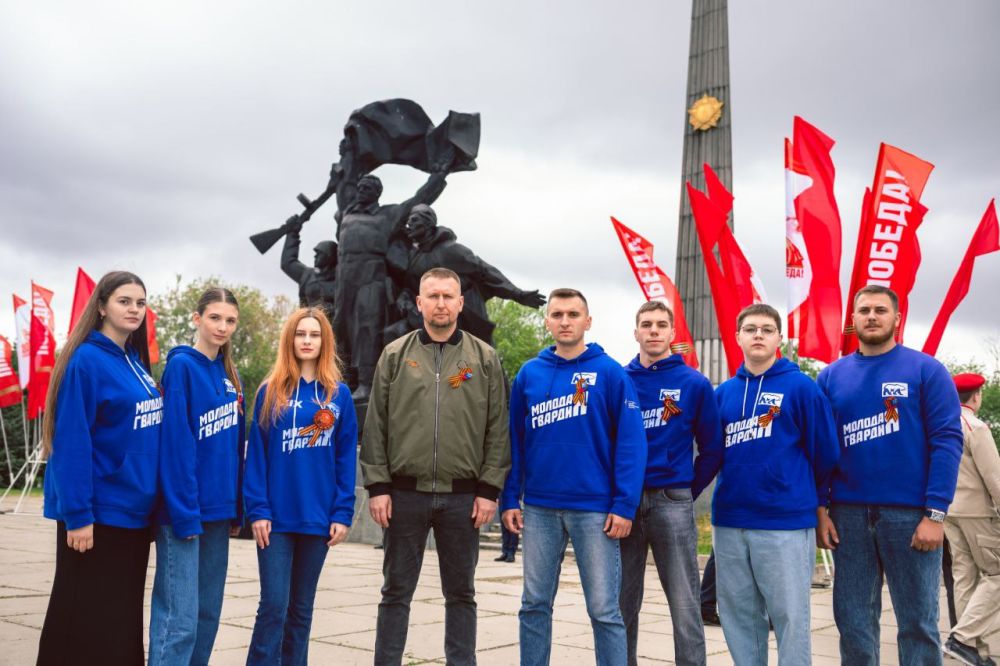 Память в сердце каждого. Активисты «Молодой Гвардии Единой России» вместе с сенатором Российской Федерации от ЛНР Ольгой Бас, Председателем Народного Совета ЛНР и Секретарём Луганского регионального отделения партии «Единая... Память в сердце каждого. Активисты «Молодой Гвардии Единой России» вместе с сенатором Российской Федерации от ЛНР Ольгой Бас, Председателем Народного Совета ЛНР и Секретарём Луганского регионального отделения партии «Единая...