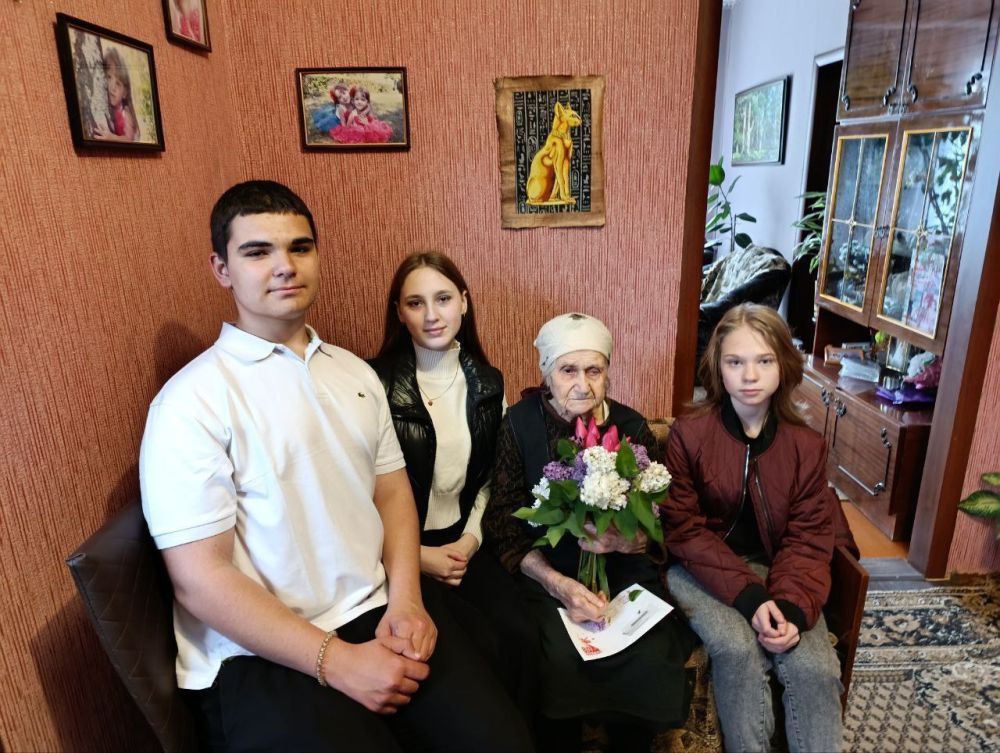 В преддверии празднования Дня Победы обучающиеся ГБОУ ЛНР "Краснолучская школа №7" провели трогательную акцию, вручив письма от президента Российской Федерации труженикам тыла и участникам войны В преддверии празднования Дня Победы обучающиеся ГБОУ ЛНР "Краснолучская школа №7" провели трогательную акцию, вручив письма от президента Российской Федерации труженикам тыла и участникам войны