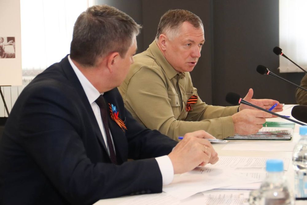 Вице-премьер РФ Марат Хуснуллин во время визита в ЛНР проверил ход восстановления многоквартирного дома в квартале Ватутина, разрушенного ударом ВСУ летом 2024 года Вице-премьер РФ Марат Хуснуллин во время визита в ЛНР проверил ход восстановления многоквартирного дома в квартале Ватутина, разрушенного ударом ВСУ летом 2024 года