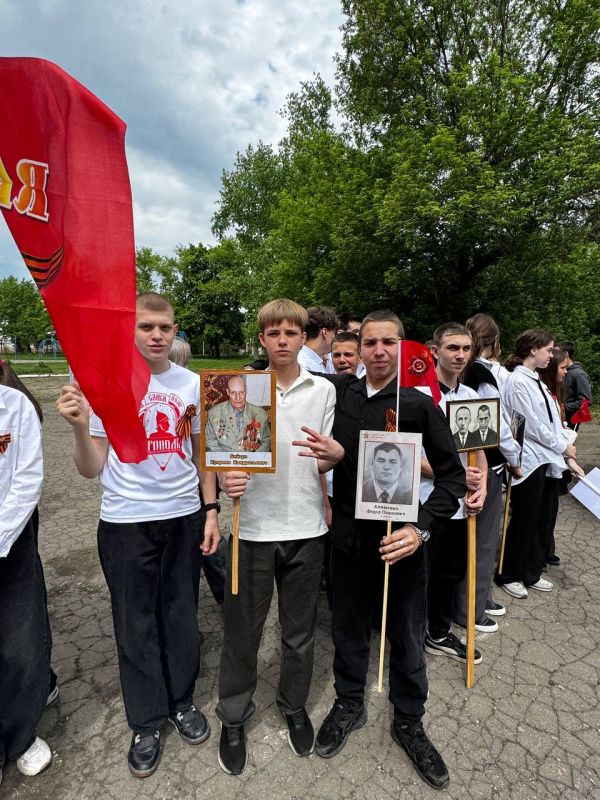 В Антрацитовской средней школе №2 им. К.В. Младших прошла акция «Бессмертный полк» В Антрацитовской средней школе №2 им. К.В. Младших прошла акция «Бессмертный полк»