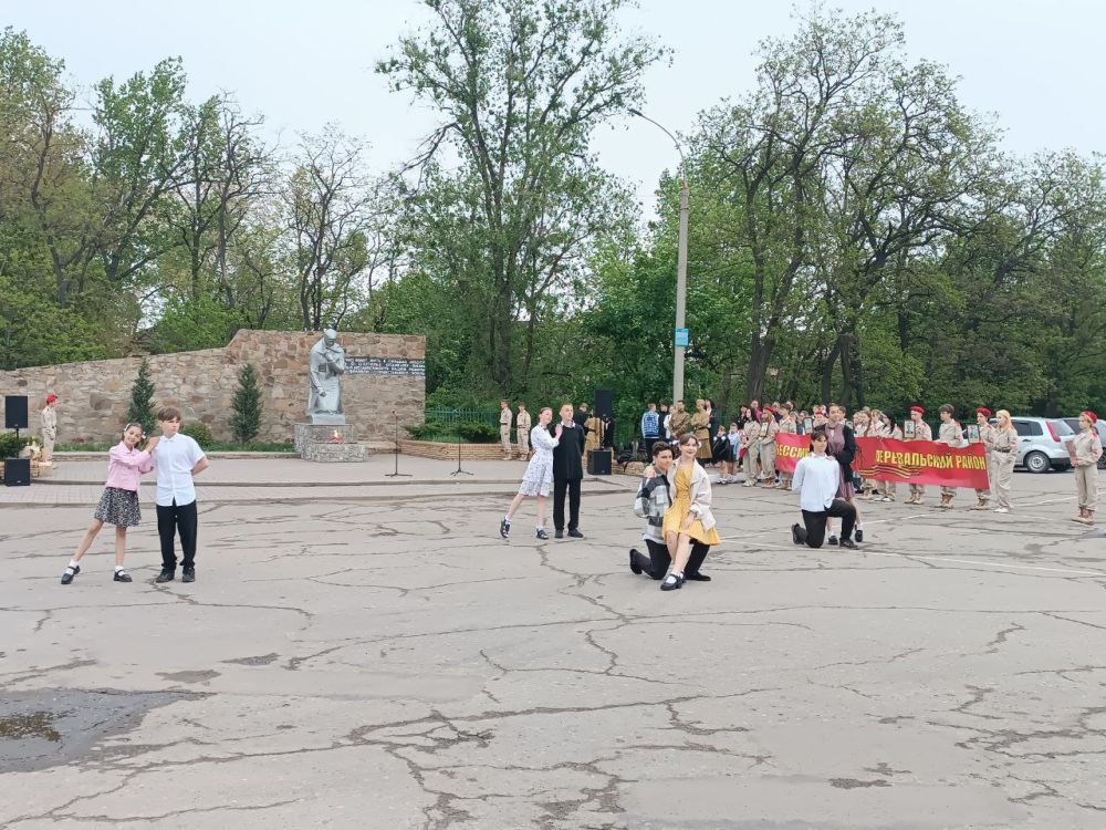 8 мая сотрудники Перевалского районного дворца культуры с учениками общеобразовательных школ г. Перевальска и г. Артемовска провели генеральную репетицию к мероприятию, посвященному 80-летию Победы в Великой Отечественной... 8 мая сотрудники Перевалского районного дворца культуры с учениками общеобразовательных школ г. Перевальска и г. Артемовска провели генеральную репетицию к мероприятию, посвященному 80-летию Победы в Великой Отечественной...