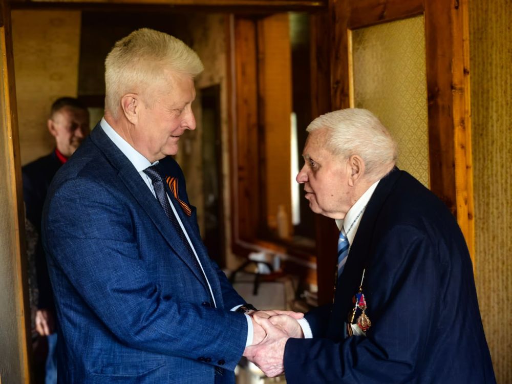 Сергей Козенко: В преддверии 80-летия Великой Победы поздравил уважаемого ветерана и почетного гражданина нашего города, Яночкина Максима Максимовича - человека, чей трудовой и жизненный путь заслуживает огромного уважения и... Сергей Козенко: В преддверии 80-летия Великой Победы поздравил уважаемого ветерана и почетного гражданина нашего города, Яночкина Максима Максимовича - человека, чей трудовой и жизненный путь заслуживает огромного уважения и...