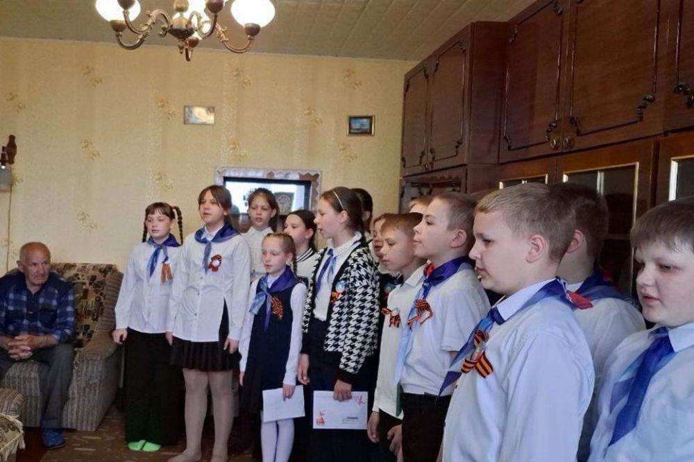 В Свердловской школе №8 есть давняя традиция поздравлять мужественных воинов, защищающих свою Родину В Свердловской школе №8 есть давняя традиция поздравлять мужественных воинов, защищающих свою Родину