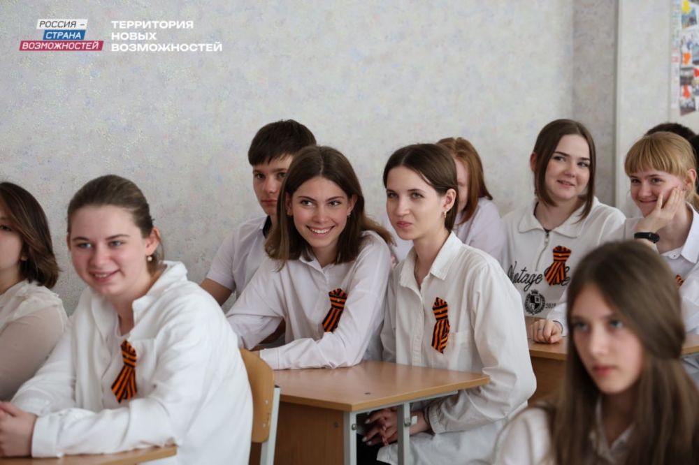 В преддверии Дня Победы в луганских школах прошли уроки мужества с участием Ивана Пономарёва — демобилизованного студента В преддверии Дня Победы в луганских школах прошли уроки мужества с участием Ивана Пономарёва — демобилизованного студента
