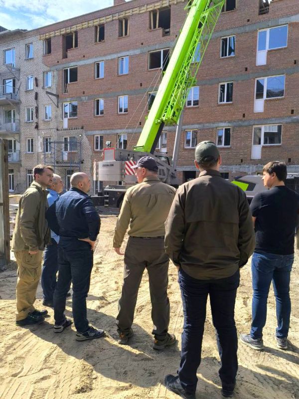 Марат Хуснуллин: Также проверил ход восстановления многоквартирного дома в квартале Ватутина, возвращение в который после лета ждут 64 семьи Марат Хуснуллин: Также проверил ход восстановления многоквартирного дома в квартале Ватутина, возвращение в который после лета ждут 64 семьи