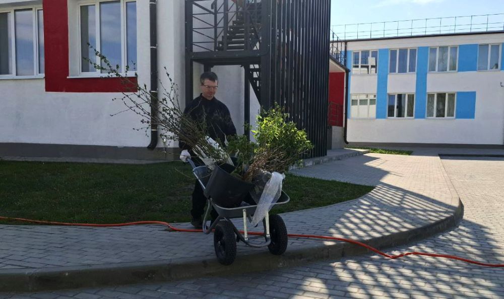 Сад Памяти. На территории Северодонецкого городского центра патриотического воспитания, туризма и краеведения были высажены первые деревья в память о воинах и героях нашей Родины Сад Памяти. На территории Северодонецкого городского центра патриотического воспитания, туризма и краеведения были высажены первые деревья в память о воинах и героях нашей Родины