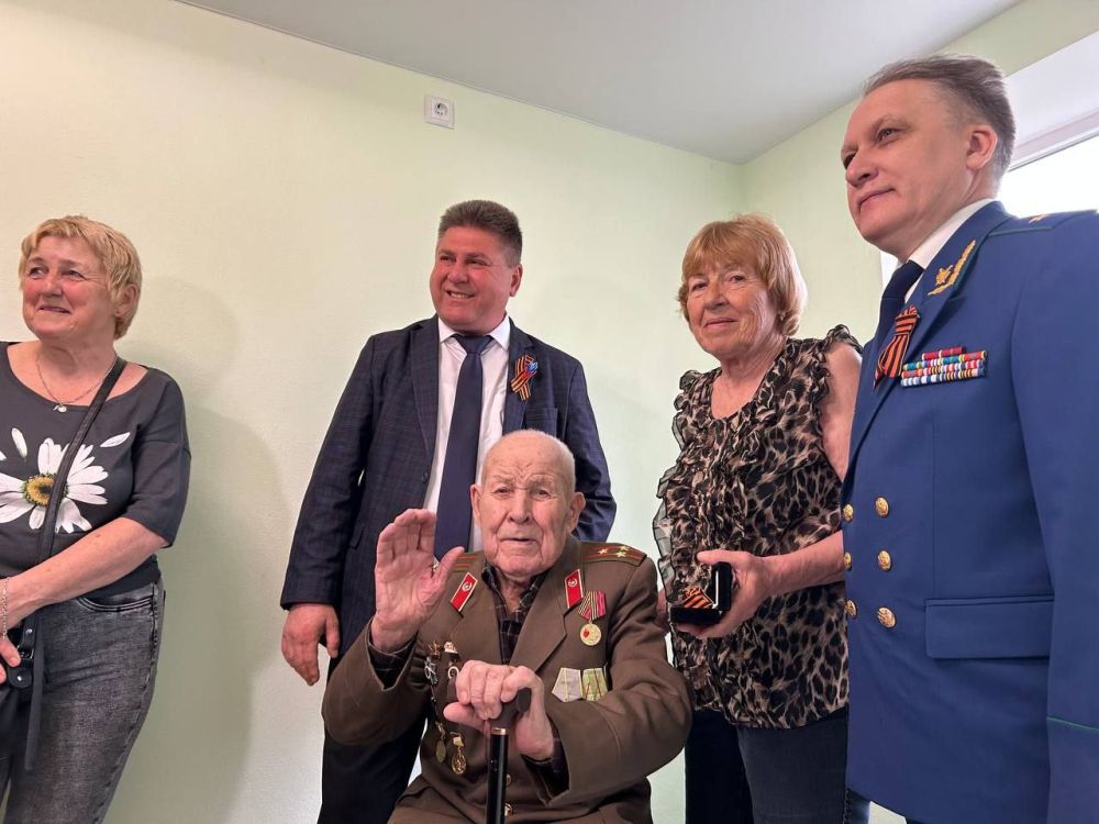 Альберт Зинченко: В преддверии 80- летия Великой Победы совместно с Прокурором ЛНР Глебом Леонидовичем Михайловым и прокурором Станично-Луганского района Андреем Владимировичем Мигилевым поздравили ветерана Вов Чередниченко... Альберт Зинченко: В преддверии 80- летия Великой Победы совместно с Прокурором ЛНР Глебом Леонидовичем Михайловым и прокурором Станично-Луганского района Андреем Владимировичем Мигилевым поздравили ветерана Вов Чередниченко...