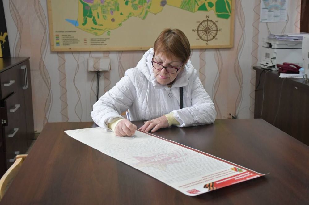 Сергей Колягин: Вместе с командиром поискового отряда «Д.О.Л.Г.» Иваном Тимофеевым и матерью погибшего участника специальной военной операции Ириной Скринник присоединились к написанию посланий потомкам к столетию Победы в... Сергей Колягин: Вместе с командиром поискового отряда «Д.О.Л.Г.» Иваном Тимофеевым и матерью погибшего участника специальной военной операции Ириной Скринник присоединились к написанию посланий потомкам к столетию Победы в...
