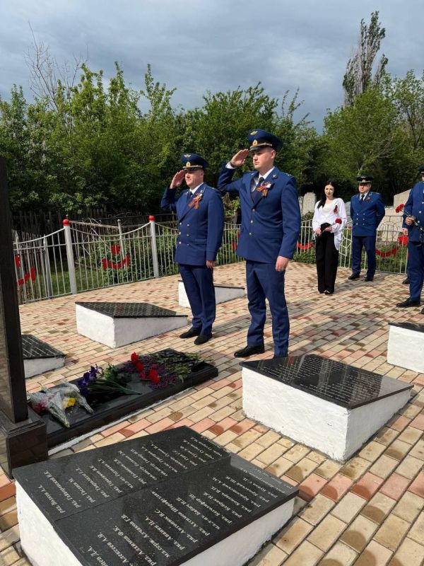 Поклонимся великим тем годам! Поклонимся великим тем годам!