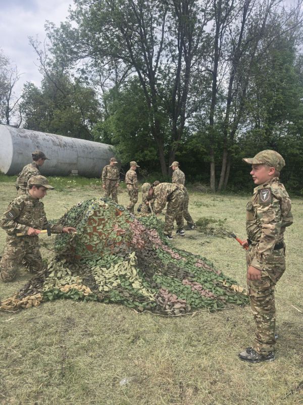 Команда средней возрастной категории "Честь и Слава" Ясеновской гимназии им.Ю.В.Стеценко после победы на муниципальном этапе игры "Зарница 2.0" в Ровеньках стала участником Регионального этапа в Краснодоне Команда средней возрастной категории "Честь и Слава" Ясеновской гимназии им.Ю.В.Стеценко после победы на муниципальном этапе игры "Зарница 2.0" в Ровеньках стала участником Регионального этапа в Краснодоне