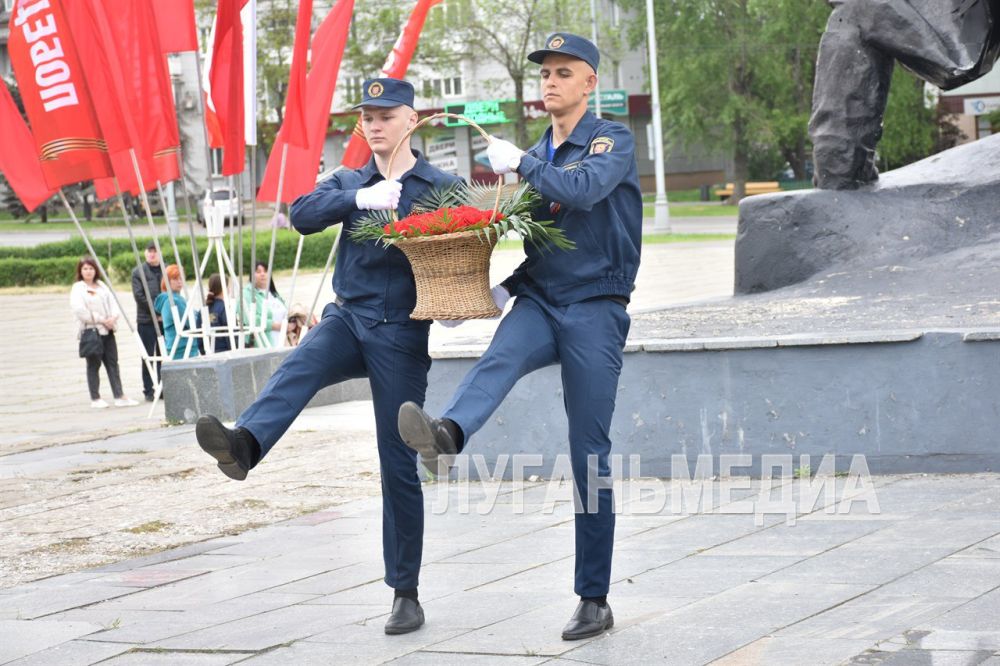 В Луганске прошло очередное возложение цветов в честь 80-летия Победы В Луганске прошло очередное возложение цветов в честь 80-летия Победы