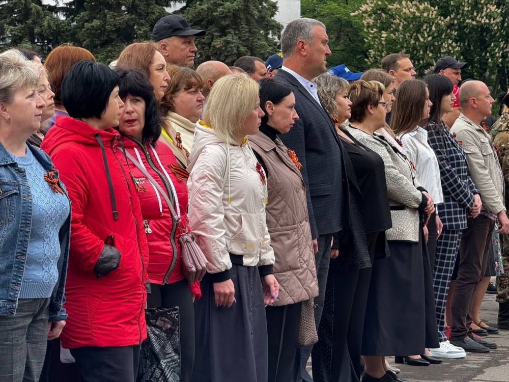 Сергей Колягин: Уже много лет утро 8 мая в городе Первомайске традиционно начинается с торжественного поднятия копии Знамени Победы - штурмового флага 150-го ордена Кутузова II степени Идрицкой стрелковой дивизии... Сергей Колягин: Уже много лет утро 8 мая в городе Первомайске традиционно начинается с торжественного поднятия копии Знамени Победы - штурмового флага 150-го ордена Кутузова II степени Идрицкой стрелковой дивизии...